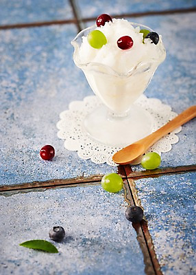 포토 JPG 스튜디오촬영 그릇 딸기 아이스크림 디저트 여름음식 실내 풍경 사람없음 아웃포커스 여름 숟가락 얼음 달콤 차가움 시원함 청포도 블루베리 과일빙수 제철음식 국내포토 자연요소 식기 계절 음식 과일 포도 촬영기법 수저 내부 맛 빙수 제철 파일형식 여름_계절