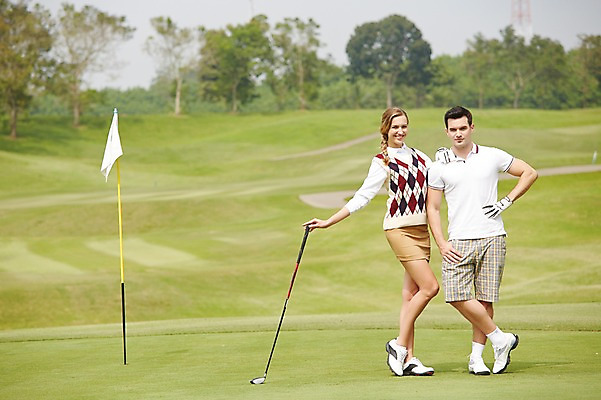 포토 JPG 주간 서양인 외국인 백인 해외기획촬영 커플 여자 남자 스포츠 2013년태국 골프 골프장 필드 레저 서기 웃음 사람 20대 성인 야외 두명 앞모습 아웃포커스 운동 골프웨어 청년만 성인만 국내포토 자연요소 옷 뷰포인트 스포츠시설 관계 모션 촬영기법 표정 건강 인종 청년 구기 파일형식