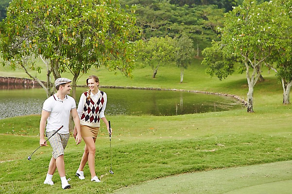 포토 JPG 주간 전신 서양인 외국인 나무 백인 해외기획촬영 커플 여자 남자 스포츠 2013년태국 골프 골프장 필드 레저 서기 웃음 들기 사람 잔디 20대 성인 야외 두명 운동 마주보기 걷기 골프채 연못 골프웨어 청년만 성인만 국내포토 자연요소 식물 옷 스포츠시설 관계 모션 골프용품 표정 건강 인종 청년 구기 파일형식