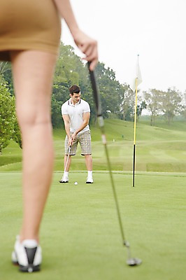 포토 JPG 주간 전신 서양인 외국인 백인 해외기획촬영 커플 여자 남자 스포츠 2013년태국 골프 골프장 필드 레저 서기 사람 20대 성인 야외 두명 앞모습 뒷모습 아웃포커스 운동 하반신 다리 스윙 골프웨어 샷 청년만 성인만 국내포토 자연요소 옷 뷰포인트 포즈 스포츠시설 관계 모션 자세 촬영기법 건강 인종 청년 신체부위 구기 파일형식