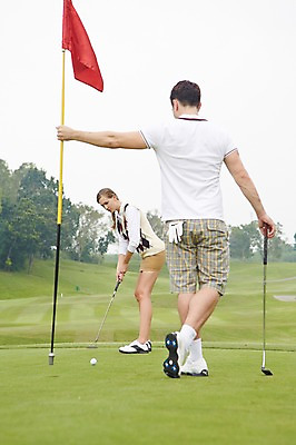 포토 JPG 주간 전신 서양인 외국인 백인 해외기획촬영 커플 여자 남자 스포츠 2013년태국 골프 골프장 필드 레저 서기 들기 사람 20대 성인 야외 두명 옆모습 뒷모습 운동 깃발 스윙 골프웨어 샷 청년만 성인만 국내포토 자연요소 옷 뷰포인트 포즈 스포츠시설 관계 모션 자세 건강 인종 청년 구기 파일형식