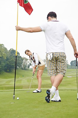 포토 JPG 주간 전신 서양인 외국인 백인 해외기획촬영 커플 여자 남자 스포츠 2013년태국 골프 골프장 필드 레저 서기 들기 사람 20대 성인 야외 두명 옆모습 뒷모습 운동 깃발 스윙 골프웨어 샷 청년만 성인만 국내포토 자연요소 옷 뷰포인트 포즈 스포츠시설 관계 모션 자세 건강 인종 청년 구기 파일형식