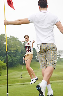 포토 JPG 주간 전신 서양인 외국인 백인 해외기획촬영 커플 여자 남자 스포츠 2013년태국 골프 골프장 필드 레저 서기 웃음 들기 사람 손짓 20대 성인 야외 두명 뒷모습 운동 깃발 골프웨어 청년만 성인만 국내포토 자연요소 옷 뷰포인트 스포츠시설 관계 모션 표정 건강 인종 청년 구기 파일형식