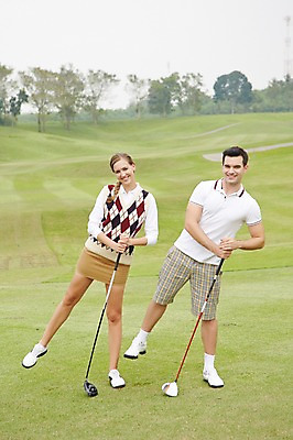 포토 JPG 주간 전신 서양인 외국인 백인 해외기획촬영 커플 여자 남자 스포츠 2013년태국 포즈 골프 골프장 필드 레저 서기 웃음 들기 사람 20대 성인 야외 두명 앞모습 운동 골프채 골프웨어 청년만 성인만 국내포토 자연요소 옷 뷰포인트 스포츠시설 관계 모션 골프용품 표정 건강 인종 청년 구기 파일형식