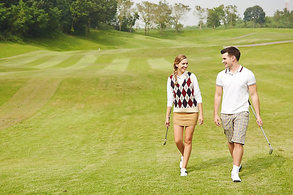 포토 JPG 주간 전신 서양인 외국인 백인 해외기획촬영 커플 여자 남자 스포츠 2013년태국 골프 골프장 필드 레저 서기 웃음 들기 사람 잔디 20대 성인 야외 두명 앞모습 운동 마주보기 걷기 골프채 골프웨어 청년만 성인만 국내포토 자연요소 식물 옷 뷰포인트 스포츠시설 관계 모션 골프용품 표정 건강 인종 청년 구기 파일형식