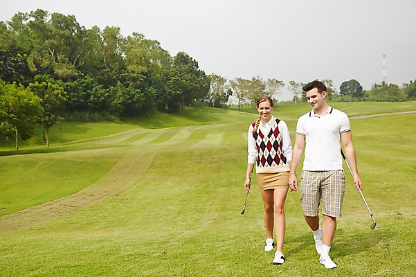 포토 JPG 주간 전신 서양인 외국인 백인 해외기획촬영 커플 여자 남자 스포츠 2013년태국 골프 골프장 필드 레저 서기 웃음 들기 사람 잔디 20대 성인 야외 두명 앞모습 운동 걷기 골프채 골프웨어 청년만 성인만 국내포토 자연요소 식물 옷 뷰포인트 스포츠시설 관계 모션 골프용품 표정 건강 인종 청년 구기 파일형식