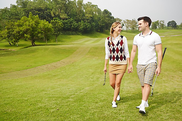 포토 JPG 주간 전신 서양인 외국인 백인 해외기획촬영 커플 여자 남자 스포츠 2013년태국 골프 골프장 필드 레저 서기 웃음 들기 사람 잔디 20대 성인 야외 두명 운동 마주보기 걷기 골프채 골프웨어 청년만 성인만 국내포토 자연요소 식물 옷 스포츠시설 관계 모션 골프용품 표정 건강 인종 청년 구기 파일형식