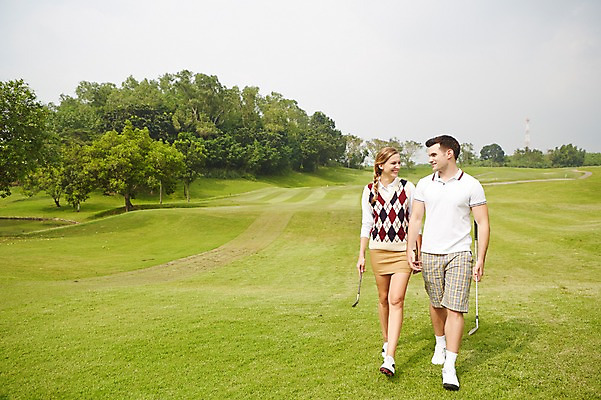 포토 JPG 주간 전신 서양인 외국인 백인 해외기획촬영 여자 남자 스포츠 2013년태국 골프 골프장 필드 레저 서기 웃음 들기 사람 잔디 20대 성인 야외 두명 앞모습 운동 마주보기 걷기 골프채 골프웨어 청년만 성인만 국내포토 자연요소 식물 옷 뷰포인트 스포츠시설 모션 골프용품 표정 건강 인종 청년 구기 파일형식