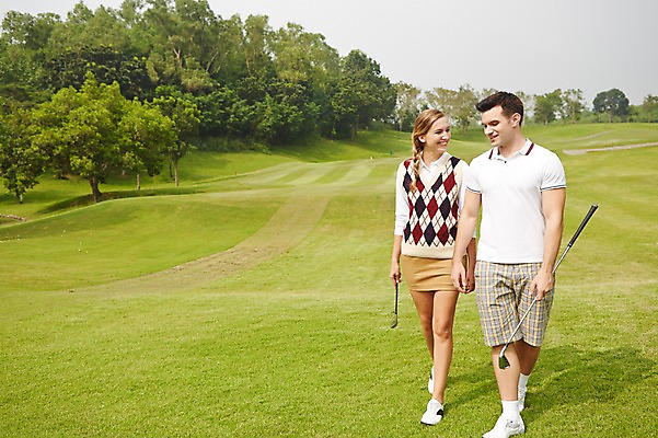 포토 JPG 주간 전신 서양인 외국인 백인 해외기획촬영 커플 여자 남자 스포츠 2013년태국 골프 골프장 필드 레저 서기 웃음 들기 사람 20대 성인 야외 두명 운동 걷기 골프채 골프웨어 청년만 성인만 국내포토 자연요소 옷 스포츠시설 관계 모션 골프용품 표정 건강 인종 청년 구기 파일형식