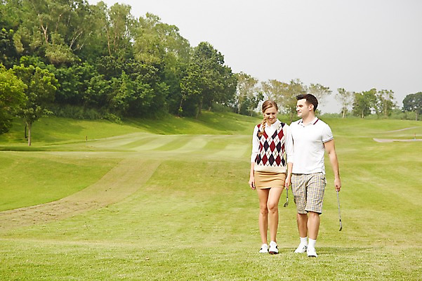 포토 JPG 주간 전신 서양인 외국인 백인 해외기획촬영 커플 여자 남자 스포츠 2013년태국 골프 골프장 필드 레저 서기 웃음 들기 사람 20대 성인 야외 두명 앞모습 운동 걷기 골프채 골프웨어 청년만 성인만 국내포토 자연요소 옷 뷰포인트 스포츠시설 관계 모션 골프용품 표정 건강 인종 청년 구기 파일형식