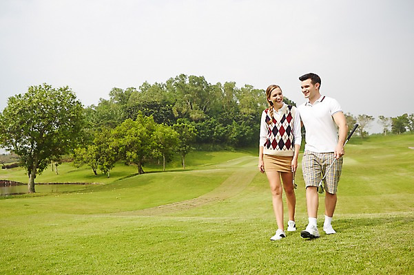 포토 JPG 주간 전신 서양인 외국인 백인 해외기획촬영 커플 여자 남자 스포츠 2013년태국 골프 골프장 필드 레저 서기 웃음 들기 사람 20대 성인 야외 두명 운동 걷기 골프채 골프웨어 청년만 성인만 국내포토 자연요소 옷 스포츠시설 관계 모션 골프용품 표정 건강 인종 청년 구기 파일형식