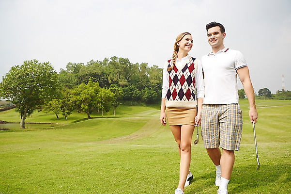 포토 JPG 주간 서양인 외국인 나무 백인 해외기획촬영 커플 여자 남자 스포츠 2013년태국 골프 골프장 필드 레저 서기 웃음 들기 사람 잔디 20대 성인 야외 두명 운동 걷기 골프채 골프웨어 청년만 성인만 국내포토 자연요소 식물 옷 스포츠시설 관계 모션 골프용품 표정 건강 인종 청년 구기 파일형식