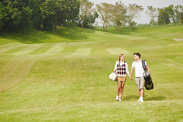 포토 JPG 주간 서양인 외국인 백인 해외기획촬영 커플 여자 남자 스포츠 2013년태국 골프 골프장 필드 레저 웃음 사람 잔디 20대 성인 야외 두명 앞모습 운동 마주보기 걷기 손잡기 골프가방 골프웨어 청년만 성인만 국내포토 자연요소 식물 옷 뷰포인트 가방 스포츠시설 관계 모션 골프용품 표정 건강 인종 청년 구기 파일형식