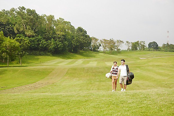 포토 JPG 주간 나무 해외기획촬영 커플 여자 남자 스포츠 2013년태국 골프 골프장 필드 레저 웃음 사람 잔디 야외 두명 앞모습 운동 걷기 손잡기 골프가방 골프웨어 국내포토 자연요소 식물 옷 뷰포인트 가방 스포츠시설 관계 모션 골프용품 표정 건강 구기 파일형식