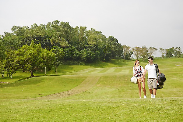 포토 JPG 주간 서양인 외국인 나무 백인 해외기획촬영 커플 여자 남자 스포츠 2013년태국 골프 골프장 필드 레저 서기 웃음 사람 잔디 20대 성인 야외 두명 앞모습 운동 손잡기 골프가방 골프웨어 청년만 성인만 국내포토 자연요소 식물 옷 뷰포인트 가방 스포츠시설 관계 모션 골프용품 표정 건강 인종 청년 구기 파일형식