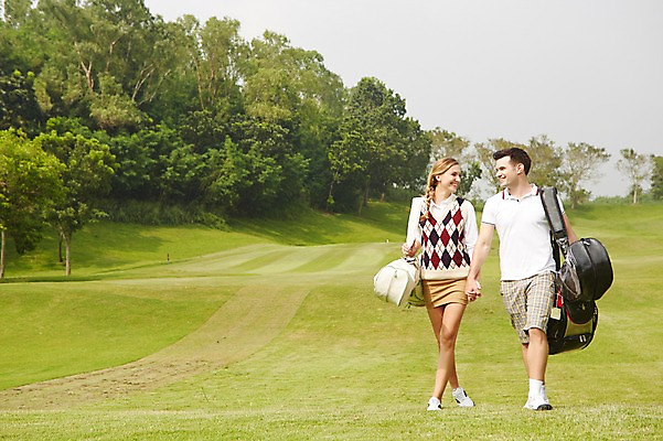 포토 JPG 주간 서양인 외국인 나무 백인 해외기획촬영 커플 여자 남자 스포츠 2013년태국 골프 골프장 필드 레저 서기 웃음 사람 잔디 20대 성인 야외 두명 앞모습 운동 마주보기 손잡기 골프가방 골프웨어 청년만 성인만 국내포토 자연요소 식물 옷 뷰포인트 가방 스포츠시설 관계 모션 골프용품 표정 건강 인종 청년 구기 파일형식