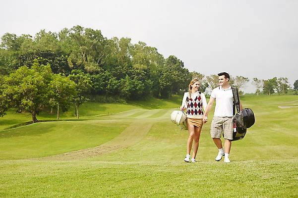 포토 JPG 주간 전신 서양인 외국인 나무 백인 해외기획촬영 커플 여자 남자 스포츠 2013년태국 골프 골프장 필드 레저 서기 웃음 사람 잔디 20대 성인 야외 두명 앞모습 운동 걷기 손잡기 골프가방 골프웨어 청년만 성인만 국내포토 자연요소 식물 옷 뷰포인트 가방 스포츠시설 관계 모션 골프용품 표정 건강 인종 청년 구기 파일형식