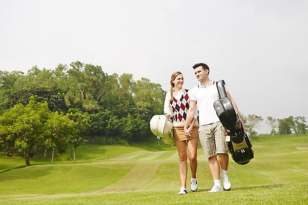 포토 JPG 주간 전신 서양인 외국인 백인 해외기획촬영 커플 여자 남자 스포츠 2013년태국 골프 골프장 필드 레저 웃음 사람 20대 성인 야외 두명 앞모습 운동 걷기 손잡기 골프가방 골프웨어 청년만 성인만 국내포토 자연요소 옷 뷰포인트 가방 스포츠시설 관계 모션 골프용품 표정 건강 인종 청년 구기 파일형식