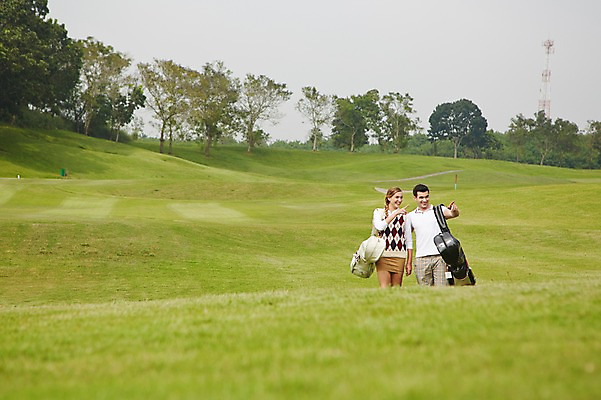 포토 JPG 주간 서양인 외국인 나무 백인 해외기획촬영 커플 여자 남자 스포츠 2013년태국 골프 골프장 필드 레저 서기 웃음 사람 잔디 상반신 20대 성인 야외 두명 운동 가리킴 지시 골프가방 골프웨어 청년만 성인만 국내포토 자연요소 식물 옷 가방 스포츠시설 관계 모션 골프용품 표정 건강 인종 손짓 청년 구기 파일형식