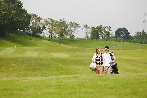 포토 JPG 주간 서양인 외국인 나무 백인 해외기획촬영 커플 여자 남자 스포츠 2013년태국 골프 골프장 필드 레저 서기 웃음 사람 잔디 상반신 20대 성인 야외 두명 앞모습 운동 골프가방 골프웨어 청년만 성인만 국내포토 자연요소 식물 옷 뷰포인트 가방 스포츠시설 관계 모션 골프용품 표정 건강 인종 청년 구기 파일형식