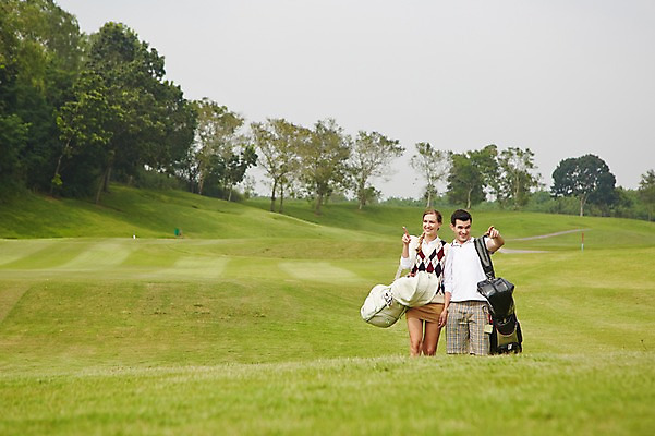 포토 JPG 주간 서양인 외국인 나무 백인 해외기획촬영 커플 여자 남자 스포츠 2013년태국 골프 골프장 필드 레저 서기 웃음 사람 잔디 상반신 20대 성인 야외 두명 앞모습 운동 가리킴 지시 골프가방 골프웨어 청년만 성인만 국내포토 자연요소 식물 옷 뷰포인트 가방 스포츠시설 관계 모션 골프용품 표정 건강 인종 손짓 청년 구기 파일형식