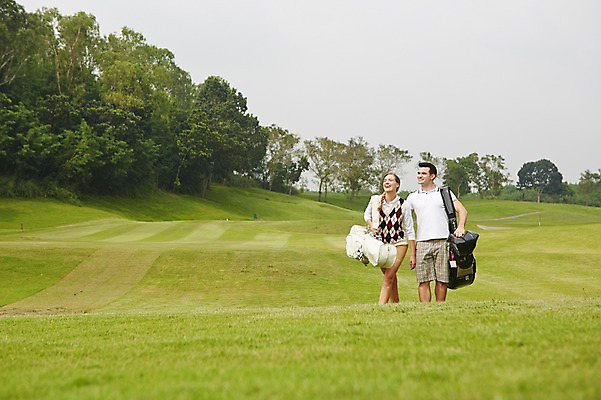 포토 JPG 주간 서양인 외국인 나무 백인 해외기획촬영 커플 여자 남자 스포츠 2013년태국 골프 골프장 필드 레저 서기 웃음 사람 잔디 상반신 20대 성인 야외 두명 운동 골프가방 골프웨어 청년만 성인만 국내포토 자연요소 식물 옷 가방 스포츠시설 관계 모션 골프용품 표정 건강 인종 청년 구기 파일형식