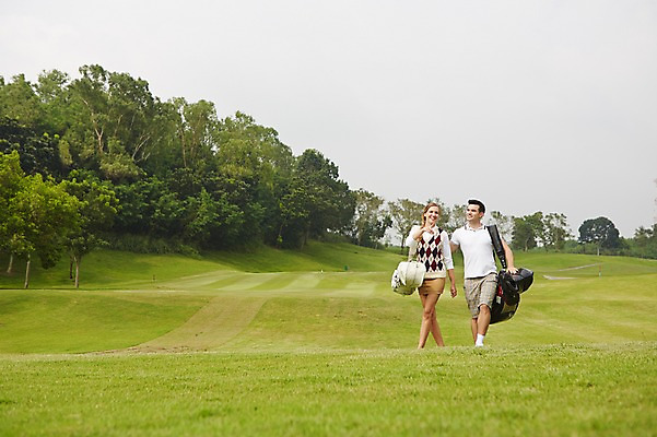포토 JPG 주간 서양인 외국인 나무 백인 해외기획촬영 커플 여자 남자 스포츠 2013년태국 골프 골프장 필드 레저 서기 웃음 사람 잔디 20대 성인 야외 두명 운동 가리킴 지시 골프가방 골프웨어 청년만 성인만 국내포토 자연요소 식물 옷 가방 스포츠시설 관계 모션 골프용품 표정 건강 인종 손짓 청년 구기 파일형식