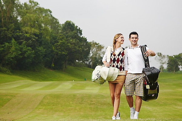 포토 JPG 주간 서양인 외국인 나무 백인 해외기획촬영 커플 여자 남자 스포츠 2013년태국 골프 골프장 필드 레저 서기 웃음 사람 잔디 20대 성인 야외 두명 앞모습 운동 가리킴 지시 골프가방 골프웨어 청년만 성인만 국내포토 자연요소 식물 옷 뷰포인트 가방 스포츠시설 관계 모션 골프용품 표정 건강 인종 손짓 청년 구기 파일형식
