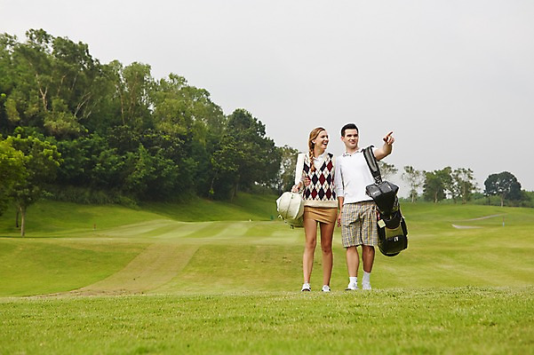 포토 JPG 주간 전신 서양인 외국인 나무 백인 해외기획촬영 커플 여자 남자 스포츠 2013년태국 골프 골프장 필드 레저 서기 웃음 사람 잔디 20대 성인 야외 두명 앞모습 운동 가리킴 지시 골프가방 골프웨어 청년만 성인만 국내포토 자연요소 식물 옷 뷰포인트 가방 스포츠시설 관계 모션 골프용품 표정 건강 인종 손짓 청년 구기 파일형식
