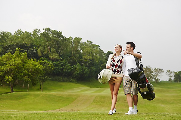 포토 JPG 주간 전신 서양인 외국인 나무 백인 해외기획촬영 커플 여자 남자 스포츠 2013년태국 골프 골프장 필드 레저 서기 웃음 사람 잔디 20대 성인 야외 두명 운동 가리킴 지시 골프가방 골프웨어 청년만 성인만 국내포토 자연요소 식물 옷 가방 스포츠시설 관계 모션 골프용품 표정 건강 인종 손짓 청년 구기 파일형식