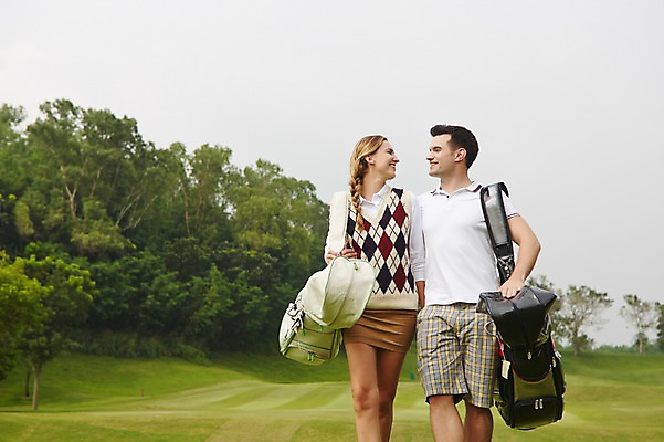 포토 JPG 주간 서양인 외국인 백인 해외기획촬영 커플 여자 남자 스포츠 2013년태국 골프 골프장 필드 레저 서기 웃음 사람 상반신 20대 성인 야외 두명 앞모습 운동 마주보기 골프가방 골프웨어 청년만 성인만 국내포토 자연요소 옷 뷰포인트 가방 스포츠시설 관계 모션 골프용품 표정 건강 인종 청년 구기 파일형식