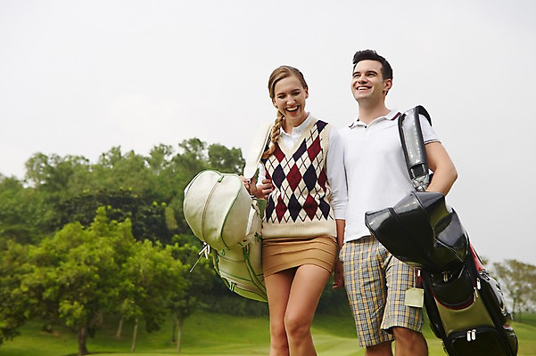 포토 JPG 주간 서양인 외국인 백인 해외기획촬영 커플 여자 남자 스포츠 2013년태국 골프 골프장 필드 레저 서기 웃음 사람 상반신 20대 성인 야외 두명 운동 골프가방 골프웨어 청년만 성인만 국내포토 자연요소 옷 가방 스포츠시설 관계 모션 골프용품 표정 건강 인종 청년 구기 파일형식
