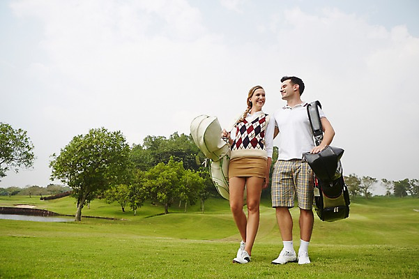 포토 JPG 주간 전신 서양인 외국인 백인 해외기획촬영 커플 여자 남자 스포츠 2013년태국 골프 골프장 필드 레저 서기 웃음 사람 20대 성인 야외 두명 운동 골프가방 골프웨어 청년만 성인만 국내포토 자연요소 옷 가방 스포츠시설 관계 모션 골프용품 표정 건강 인종 청년 구기 파일형식