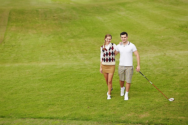 포토 JPG 주간 전신 서양인 외국인 백인 해외기획촬영 커플 여자 남자 스포츠 2013년태국 골프 안기 레저 서기 웃음 들기 사람 잔디 20대 성인 야외 두명 앞모습 운동 골프채 골프웨어 청년만 성인만 국내포토 자연요소 식물 옷 뷰포인트 관계 모션 골프용품 표정 건강 인종 청년 구기 파일형식