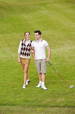 포토 JPG 주간 전신 서양인 외국인 백인 해외기획촬영 커플 여자 남자 스포츠 2013년태국 골프 레저 서기 웃음 들기 사람 잔디 20대 성인 야외 두명 앞모습 운동 팔짱 골프채 골프웨어 청년만 성인만 국내포토 자연요소 식물 옷 뷰포인트 관계 모션 골프용품 표정 건강 인종 청년 구기 파일형식