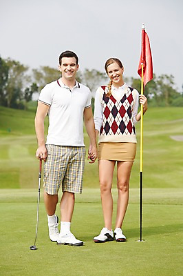 포토 JPG 주간 전신 서양인 외국인 백인 해외기획촬영 커플 여자 남자 스포츠 2013년태국 골프 골프장 필드 레저 서기 웃음 들기 사람 20대 성인 야외 두명 앞모습 운동 손잡기 골프채 깃발 골프웨어 청년만 성인만 국내포토 자연요소 옷 뷰포인트 스포츠시설 관계 모션 골프용품 표정 건강 인종 청년 구기 파일형식