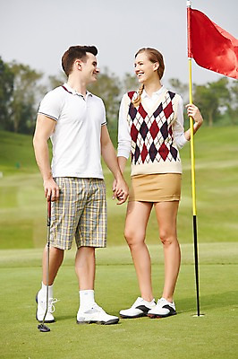 포토 JPG 주간 전신 서양인 외국인 백인 해외기획촬영 커플 여자 남자 스포츠 2013년태국 골프 골프장 필드 레저 서기 웃음 들기 사람 20대 성인 야외 두명 앞모습 운동 마주보기 손잡기 골프채 깃발 골프웨어 청년만 성인만 국내포토 자연요소 옷 뷰포인트 스포츠시설 관계 모션 골프용품 표정 건강 인종 청년 구기 파일형식