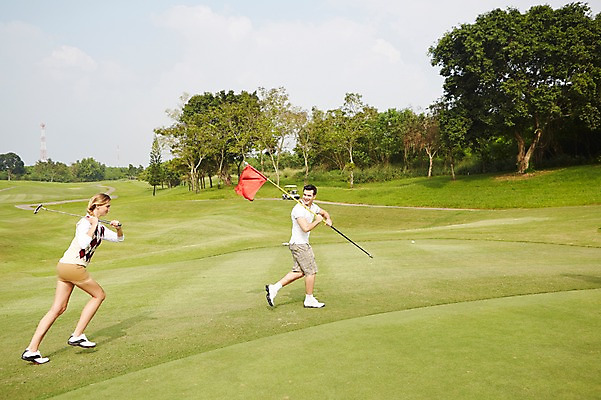 포토 JPG 주간 전신 서양인 외국인 백인 해외기획촬영 커플 여자 남자 스포츠 2013년태국 골프 장난 골프장 필드 레저 서기 웃음 들기 사람 20대 성인 야외 두명 옆모습 달리기 운동 골프채 깃발 골프웨어 청년만 성인만 국내포토 자연요소 옷 뷰포인트 스포츠시설 관계 모션 골프용품 표정 건강 인종 청년 구기 파일형식