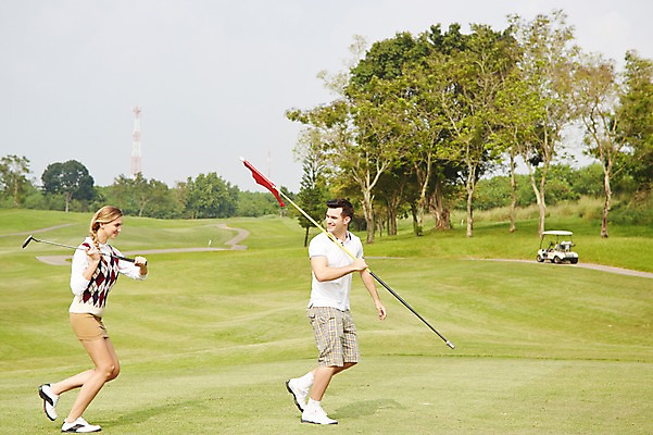 포토 JPG 주간 전신 서양인 외국인 백인 해외기획촬영 커플 여자 남자 스포츠 2013년태국 골프 장난 골프장 필드 레저 서기 웃음 들기 사람 20대 성인 야외 두명 옆모습 달리기 운동 골프채 깃발 골프웨어 청년만 성인만 국내포토 자연요소 옷 뷰포인트 스포츠시설 관계 모션 골프용품 표정 건강 인종 청년 구기 파일형식