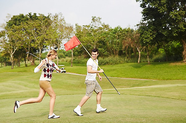 포토 JPG 주간 전신 서양인 외국인 백인 해외기획촬영 커플 여자 남자 스포츠 2013년태국 골프 장난 골프장 필드 레저 서기 웃음 들기 사람 20대 성인 야외 두명 옆모습 달리기 운동 골프채 깃발 골프웨어 청년만 성인만 국내포토 자연요소 옷 뷰포인트 스포츠시설 관계 모션 골프용품 표정 건강 인종 청년 구기 파일형식