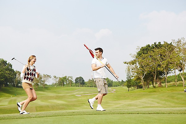 포토 JPG 주간 전신 서양인 외국인 백인 해외기획촬영 커플 여자 남자 스포츠 2013년태국 골프 장난 골프장 필드 레저 서기 웃음 들기 사람 20대 성인 야외 두명 달리기 운동 골프채 깃발 골프웨어 청년만 성인만 국내포토 자연요소 옷 스포츠시설 관계 모션 골프용품 표정 건강 인종 청년 구기 파일형식