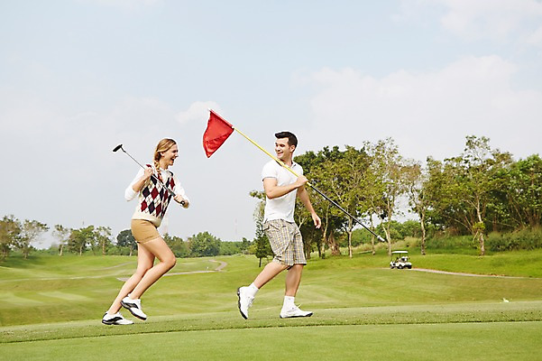 포토 JPG 주간 전신 서양인 외국인 백인 해외기획촬영 커플 여자 남자 스포츠 2013년태국 골프 장난 골프장 필드 레저 서기 웃음 들기 사람 20대 성인 야외 두명 달리기 운동 골프채 깃발 골프웨어 청년만 성인만 국내포토 자연요소 옷 스포츠시설 관계 모션 골프용품 표정 건강 인종 청년 구기 파일형식