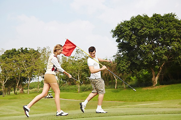 포토 JPG 주간 전신 서양인 외국인 백인 해외기획촬영 커플 여자 남자 스포츠 2013년태국 골프 장난 골프장 필드 레저 서기 웃음 들기 사람 20대 성인 야외 두명 운동 골프채 깃발 골프웨어 청년만 성인만 국내포토 자연요소 옷 스포츠시설 관계 모션 골프용품 표정 건강 인종 청년 구기 파일형식