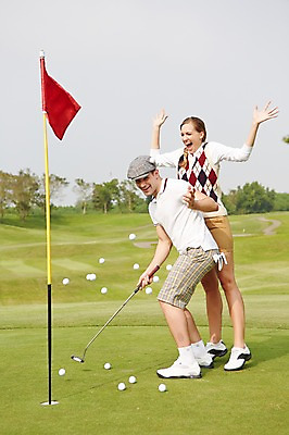 포토 JPG 주간 전신 서양인 외국인 백인 해외기획촬영 커플 여자 남자 스포츠 2013년태국 골프 장난 공 골프장 필드 레저 골프공 서기 웃음 들기 사람 손짓 20대 성인 야외 두명 운동 골프채 깃발 골프웨어 청년만 성인만 국내포토 자연요소 옷 스포츠시설 관계 모션 골프용품 표정 건강 인종 청년 구기 파일형식