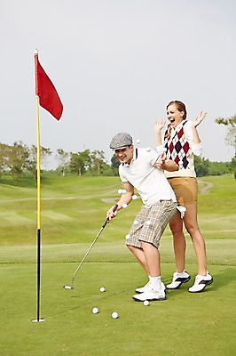 포토 JPG 주간 전신 서양인 외국인 백인 해외기획촬영 커플 여자 남자 스포츠 2013년태국 골프 장난 공 골프장 필드 레저 골프공 서기 웃음 들기 사람 손짓 20대 성인 야외 두명 운동 골프채 깃발 골프웨어 청년만 성인만 국내포토 자연요소 옷 스포츠시설 관계 모션 골프용품 표정 건강 인종 청년 구기 파일형식