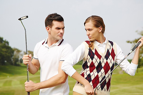 포토 JPG 주간 서양인 외국인 백인 해외기획촬영 커플 여자 남자 스포츠 2013년태국 골프 레저 들기 사람 상반신 20대 성인 야외 두명 운동 마주보기 경쟁 골프채 골프웨어 청년만 성인만 국내포토 자연요소 옷 컨셉 관계 모션 골프용품 건강 인종 청년 구기 파일형식