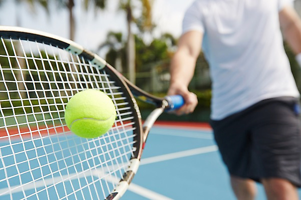 포토 JPG 주간 해외기획촬영 남자 스포츠 2013년태국 공 레저 한명 들기 사람 근접촬영 야외 아웃포커스 운동 테니스 라켓 테니스라켓 테니스공 남자만 남자한명만 국내포토 자연요소 1 스포츠용품 뷰포인트 모션 촬영기법 건강 구기 테니스용품 파일형식