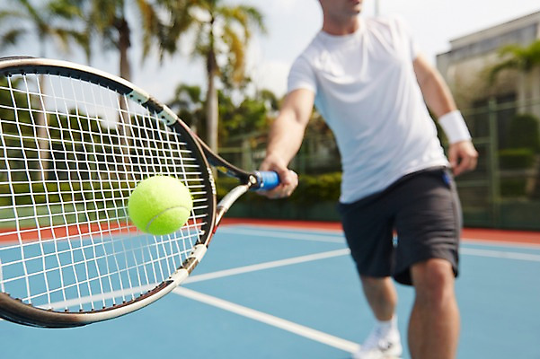 포토 JPG 주간 해외기획촬영 남자 스포츠 2013년태국 포즈 공 레저 한명 서기 들기 사람 상반신 야외 아웃포커스 운동 테니스 라켓 테니스라켓 테니스공 남자만 남자한명만 국내포토 자연요소 1 스포츠용품 모션 촬영기법 건강 구기 테니스용품 파일형식