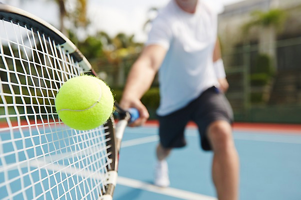 포토 JPG 주간 해외기획촬영 남자 스포츠 2013년태국 포즈 공 레저 한명 들기 사람 근접촬영 야외 아웃포커스 운동 테니스 라켓 테니스라켓 테니스공 남자만 남자한명만 국내포토 자연요소 1 스포츠용품 뷰포인트 모션 촬영기법 건강 구기 테니스용품 파일형식