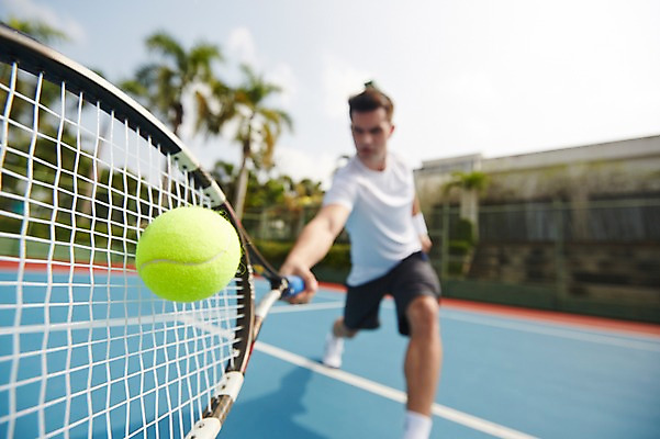 포토 JPG 주간 해외기획촬영 남자 스포츠 2013년태국 포즈 공 레저 한명 서기 들기 사람 근접촬영 야외 아웃포커스 운동 테니스 라켓 테니스라켓 테니스공 남자만 남자한명만 국내포토 자연요소 1 스포츠용품 뷰포인트 모션 촬영기법 건강 구기 테니스용품 파일형식